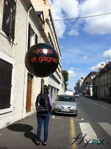 Street marketing avec ballon publicitaire